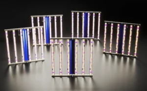 Beleuchtung für Indoor-Cannabisanbau – Vergleich von LED (energieeffizient, wenig Wärme, spektrumsteuerbar), HID (MH für Wachstum, HPS für Blüte, hohe Wärme) und CFL/T5 (für Keimlinge und kleine Setups). Vegetative Phase: blaues Licht 400-500nm, Blütephase: rotes Licht 600-700nm.