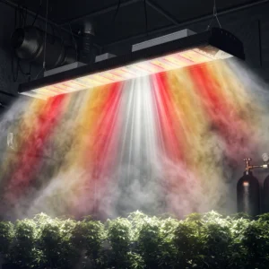 Smart Grow Light 650W mit Vollspektrum-Lichtkegel über einer Pflanzendecke